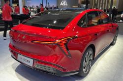 2025款红旗E-QM5上市 前脸大变样