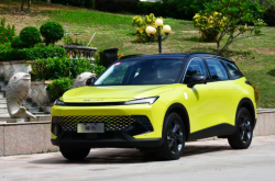 上市丨鸿蒙座舱加持 10万级高智能燃油SUV新款北汽魔方售价9.99万元起