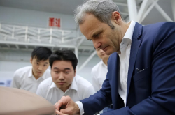 中国车企，另辟蹊径围攻“BBA”？