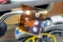 美国研发新钙钛矿太阳能电池 或可安装在电动汽车车顶增加汽车续航