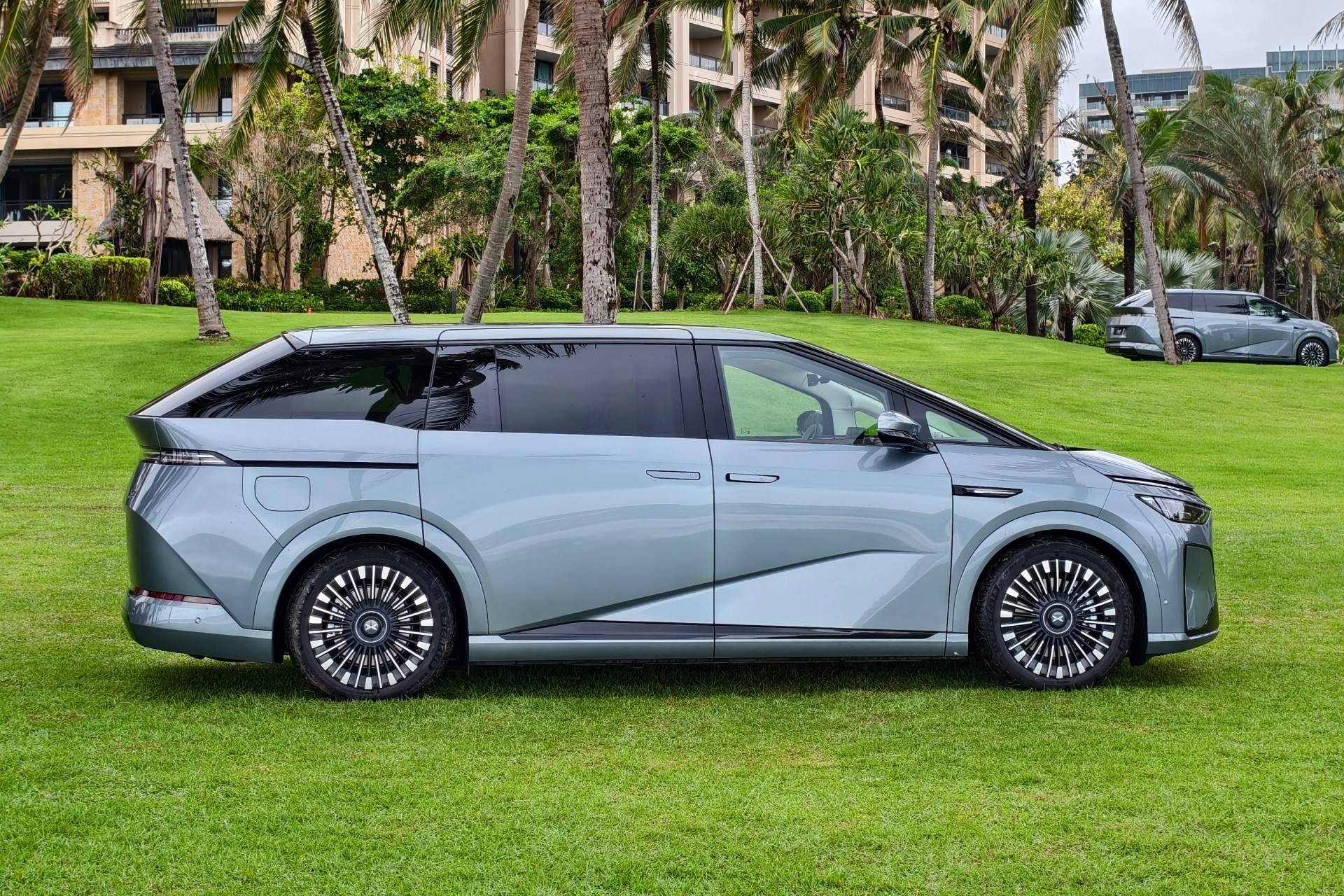 小鹏X9增程版开启预售 预售价35-37万